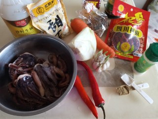 1、酱香干锅鱿鱼烤箱版,准备原料