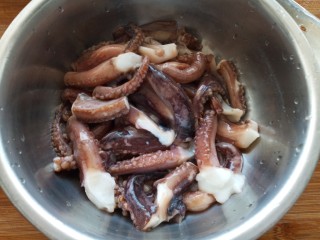 2、酱香干锅鱿鱼烤箱版,鱿鱼清理干净切段