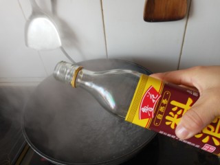 3、酱香干锅鱿鱼烤箱版,锅里加料酒