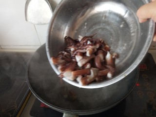 4、酱香干锅鱿鱼烤箱版,煮开后放入鱿鱼焯水