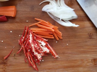 6、酱香干锅鱿鱼烤箱版,洋葱，辣椒，胡萝卜切丝