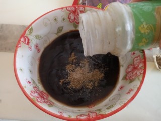 9、酱香干锅鱿鱼烤箱版,胡椒粉拌匀