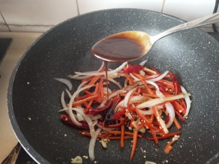 15、酱香干锅鱿鱼烤箱版,加一勺调好的酱汁