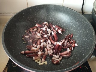 21、酱香干锅鱿鱼烤箱版,放入鱿鱼煸炒