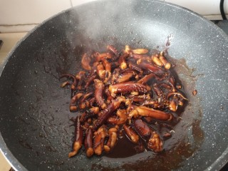 27、酱香干锅鱿鱼烤箱版,翻炒均匀