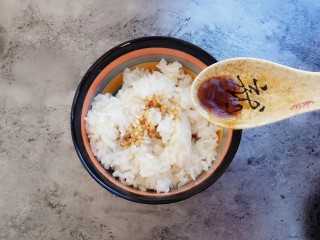 4、剩米饭妙用—鸡蛋酱油炒饭,半勺耗油（提鲜）