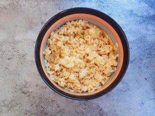 6、剩米饭妙用—鸡蛋酱油炒饭,将米饭搅拌均匀