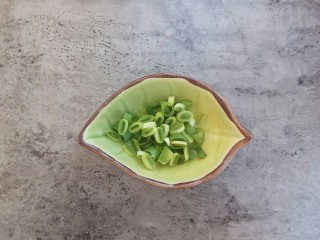 8、剩米饭妙用—鸡蛋酱油炒饭,葱切沫被用