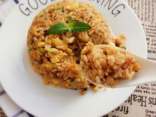 15、剩米饭妙用—鸡蛋酱油炒饭,成品，米饭粒粒分明咸香可口