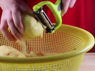 2、学会土豆的这种新做法,比肉还好吃下饭倍棒,首先将所有食材准备后,我们先给土豆去皮后洗净备用。