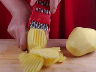 3、学会土豆的这种新做法,比肉还好吃下饭倍棒,接着用波浪刀将土豆切片备用。