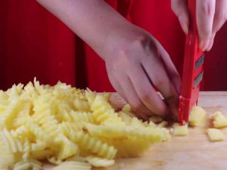 4、学会土豆的这种新做法,比肉还好吃下饭倍棒,接着改刀将土豆片切成土豆条备用。