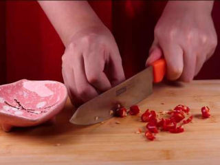 6、学会土豆的这种新做法,比肉还好吃下饭倍棒,小红椒切圈备用。