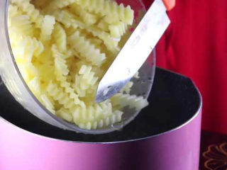 9、学会土豆的这种新做法,比肉还好吃下饭倍棒,锅中加入适量的水,水烧开后将土豆条下锅煮。