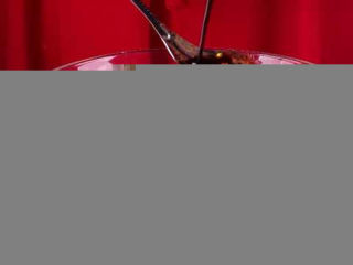 11、学会土豆的这种新做法,比肉还好吃下饭倍棒,取一个小碗,将葱花、蒜末、小红椒、倒入碗中,加入4勺的生抽、1小勺的盐、1小勺辣椒粉、1小勺孜然粉拌匀。