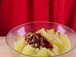 13、学会土豆的这种新做法,比肉还好吃下饭倍棒,土豆条捞出沥干水,然后打入调好的酱料一同搅拌。(这里如果喜欢吃很辣的话加一些辣椒油看起来更诱人哦)