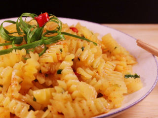 17、学会土豆的这种新做法,比肉还好吃下饭倍棒,这样一盘又香又好吃的香辣土豆条就做好啦,做法简单快手好吃又下饭呢,可以拿来当菜吃,也可以拿来当零食吃哦。好吃的做法分享给你,如果您也喜欢的话