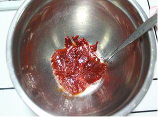 1、韩式烤排骨,韩式辣椒酱放入盆中。