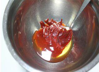 2、韩式烤排骨,放入蜂蜜。