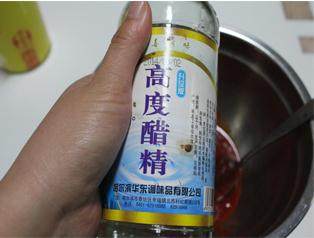 3、韩式烤排骨,放入醋精。