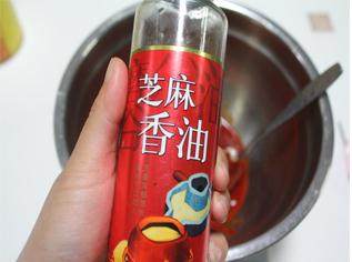 4、韩式烤排骨,放入香油。