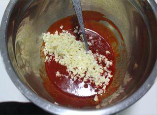 5、韩式烤排骨,蒜切末。