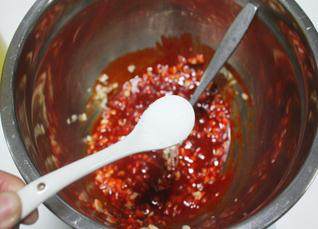 6、韩式烤排骨,放入盐，把调好的酱料搅拌均匀。