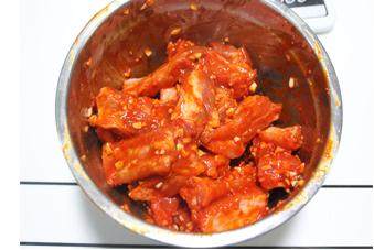 7、韩式烤排骨,放入排骨，使劲抓均，让每一块排骨都裹上酱料，放入冰箱冷藏腌制过夜。