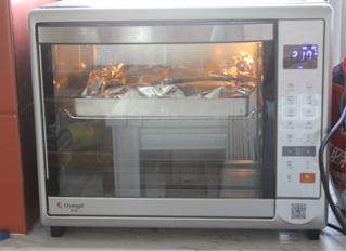 8、韩式烤排骨,腌好的排骨，平铺在铺上锡纸的烤盘上，用锡纸包好，放入预热210度的烤箱中层，烤40分钟，这样排骨就会闷的软烂入味。