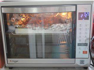 9、韩式烤排骨,然后打开锡纸，在烤半小时，这样排骨就会上色，而且表面会脆一些，口感会更好！