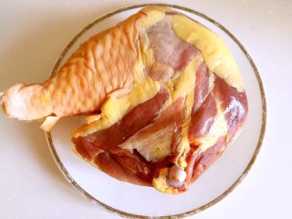 1、辣子鸡丁,鸡腿肉洗净。