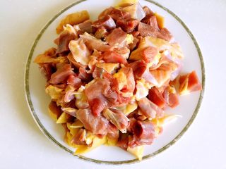 2、辣子鸡丁,切成1厘米见方的小块。