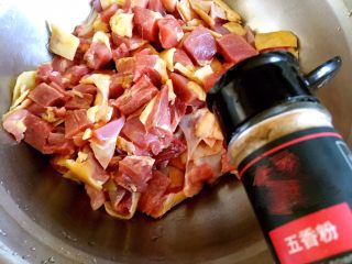 3、辣子鸡丁,鸡丁放盆中，加入五香粉。