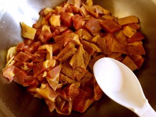 4、辣子鸡丁,放盐。