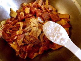 7、辣子鸡丁,放入淀粉。