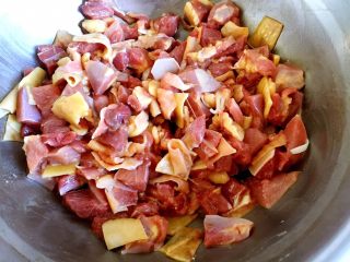 9、辣子鸡丁,搅拌均匀，腌制15分钟。