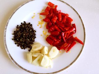 10、辣子鸡丁,准备配料，干红辣椒剪成小段，大蒜切片。