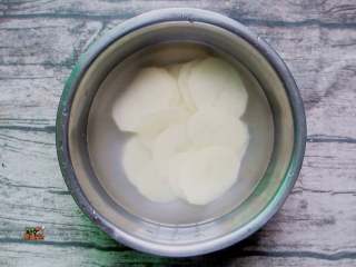 2、延吉小吃——沾串,土豆去皮，切成薄片，用盐水浸泡