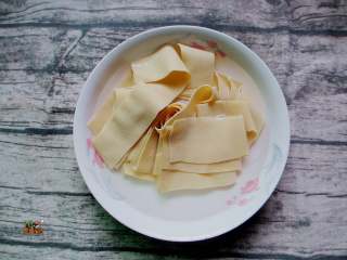 3、延吉小吃——沾串,千张切成长条