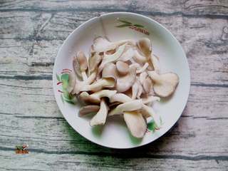 4、延吉小吃——沾串,蘑菇去根清洗干净