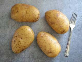 1、芝士烤土豆,烤箱预热至190度。把土豆洗好，然后用纸巾擦干。土豆涂上植物油，然后用叉子戳几次。