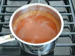 3、芝士烤土豆,烤土豆期间，拉达调味酱加入50ml水煮开即可，备用。