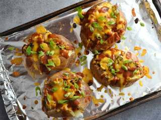 7、芝士烤土豆,淋上RICOS浓缩车打芝士酱。