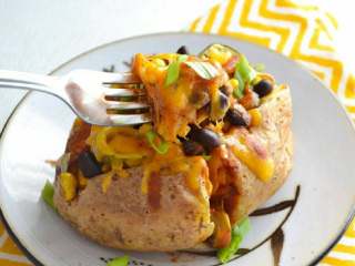 8、芝士烤土豆,将土豆放回烤箱3-5分钟，从烤箱中取出土豆，如果需要的话，可以淋上更多的拉达酱，然后撒上葱片。