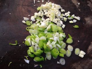 1、家常炒茄子,青蒜切碎粒