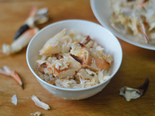 3、蟹肉炒芦笋,将蟹肉仔细的拆出来（这面包蟹的蟹肉约有300克，蟹膏蟹黄油380克，拿去炒饭特别香）