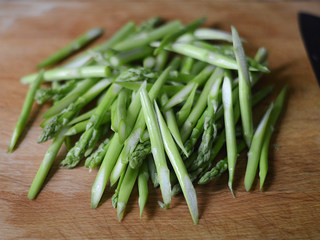 5、蟹肉炒芦笋,斜切成小段