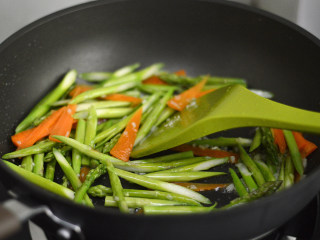 9、蟹肉炒芦笋,翻炒至断生