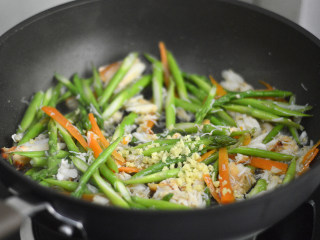 11、蟹肉炒芦笋,调入少许料酒和姜末，翻炒均匀