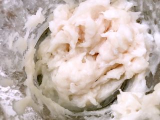 4、Q弹嫩滑的鱼丸做起来,打成非常细腻的鱼泥